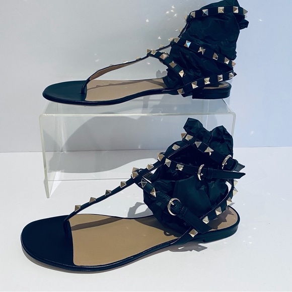 VALENTINO GARAVANI ROCKSTUD BLACK FLAT THONG SANDALS. - Picture 7 of 16